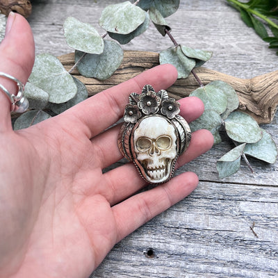 Flower Bone Skull Pendant hand